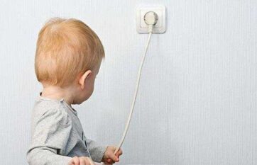 Как уберечь детей от поражения электрическим током